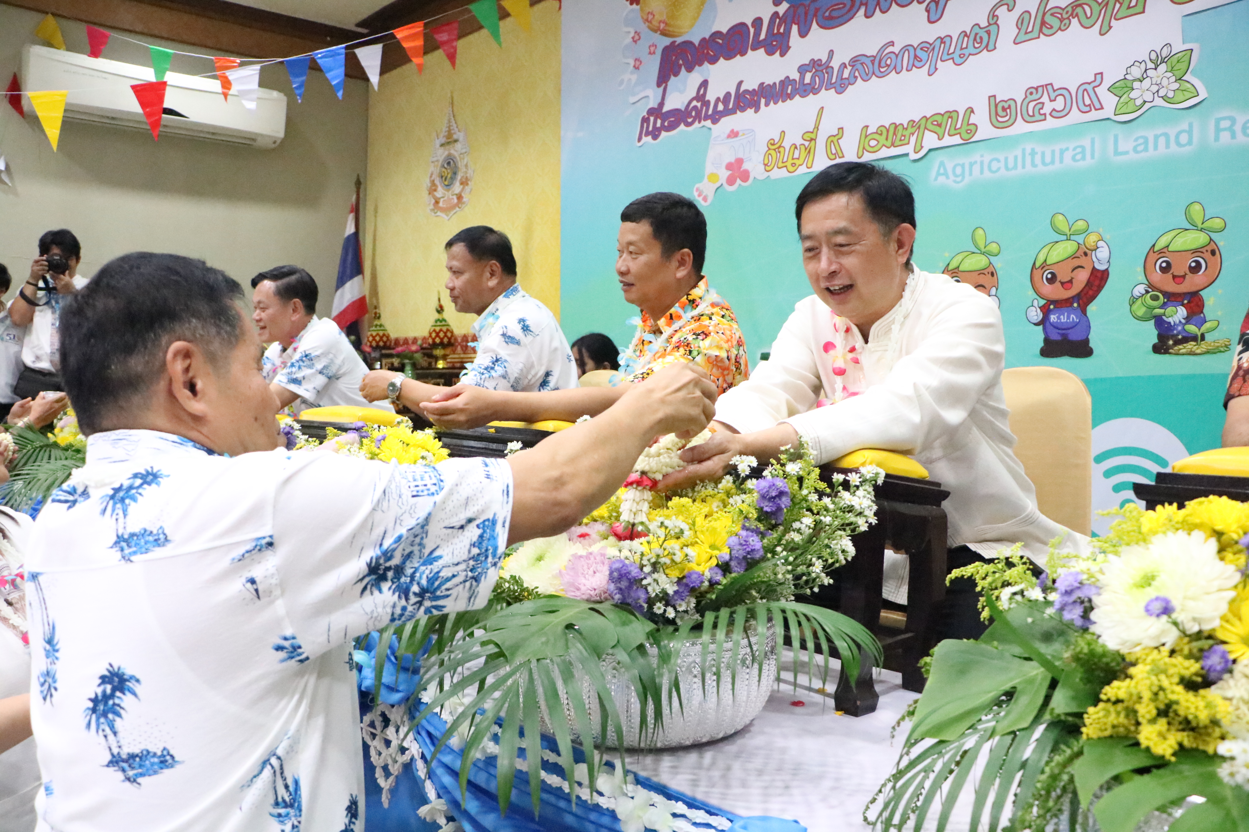 title - ชุ่มฉ่ำ! ชาว ส.ป.ก. ร่วมสรงน้ำพระพุทธรูป และรดน้ำขอพรผู้บริหาร เนื่องในประเพณีวันสงกรานต์ ประจำปี 2569 บรรยากาศเต็มไปด้วยความชื่นมื่นชุ่มฉ่ำ